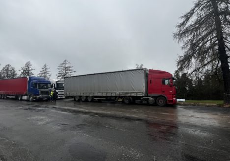 Fotka z vykládky tovaru z kamiónovej prepravy z Fínska na Slovensko.