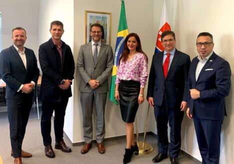 Dnešné rokovanie na Veľvyslanectvo Brazílie v Bratislave / Embaixada do Brasil em Bratislava črtá ďalšie spolupráce v oblasti dovozu potravinových komodít z Brazílie a hlavne vstup do Brazílsko-slovenskej obchodnej komory, kde bude potenciál na spoluprácu v oblasti zabezpečovania námornej prepravy z Brazílie na Slovensko. 😊☕️🚛 Ďakujeme za milé prijatie brazílskemu veľvyslancovi Gabriel Boff Moreira.